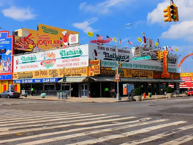 コニーアイランド 見どころ - Nathan'sホットドッグ