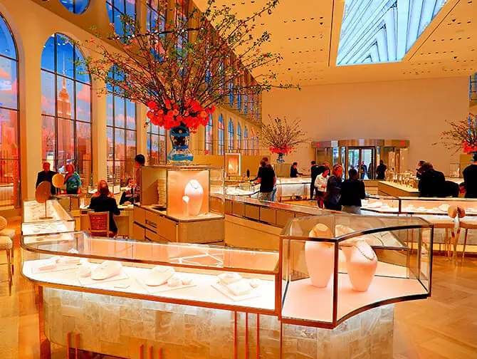 5番街でのショッピング - ティファニー