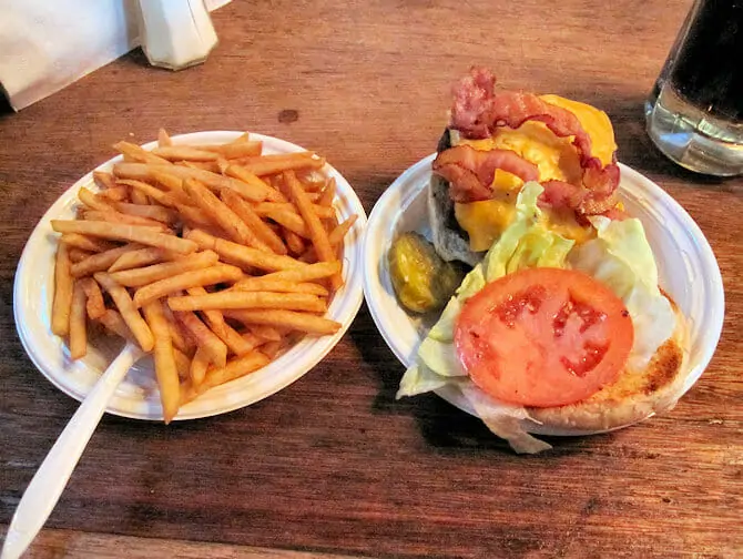 ニューヨークでいちばん美味しいバーガー - コーナービストロのバーガー