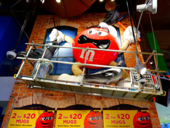 ニューヨーク タイムズスクエア Mアンドmストア