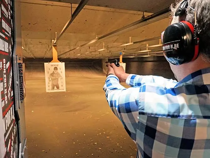 ニューヨーク 射撃場 - 銃を向ける様子