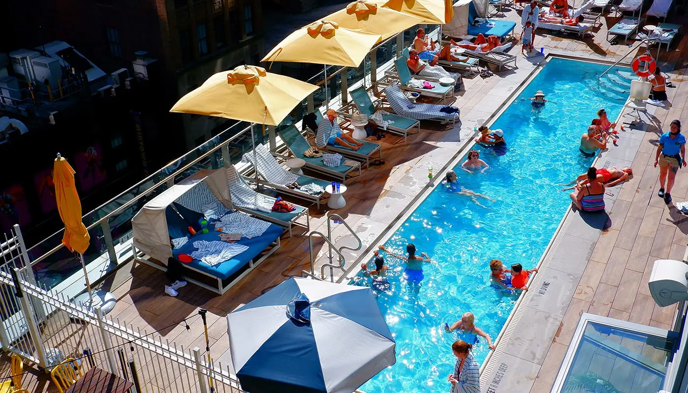 ニューヨークのプール付きホテル - Margaritaville Resort Times Square