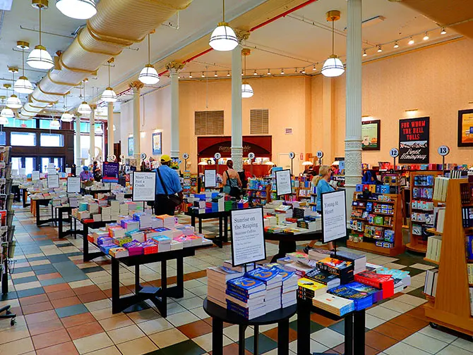 ニューヨークの書店 - Union SquareのBarnes and Noble